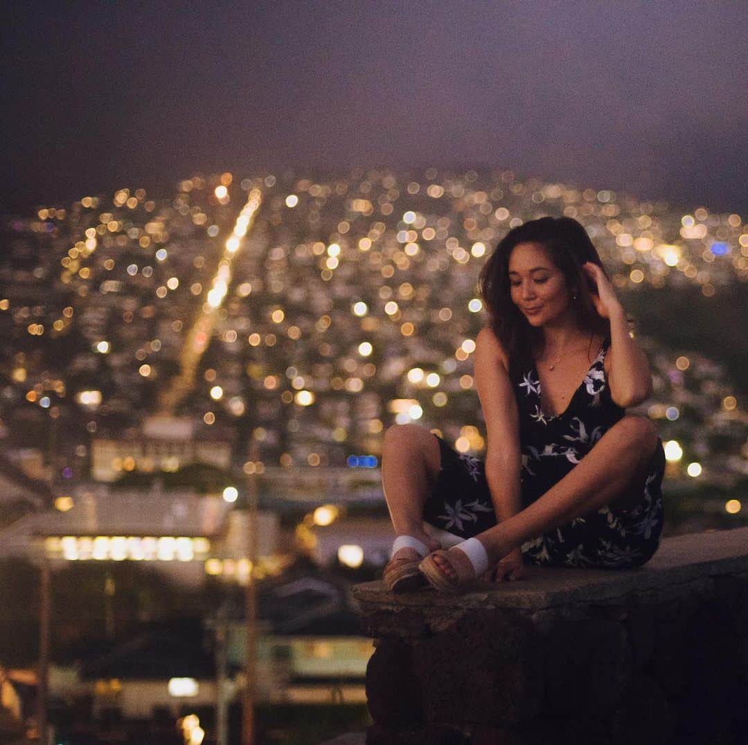 アリッサ ウーテンさんのインスタグラム写真 - (アリッサ ウーテンInstagram)「One of my favorite sunset / evening spots ✨ PC @lovekimiko You guys ready for my IG LIVE sale coming soon with @reveriehawaiibyaw @haakeaulana ?!? そろそろ インスタグラム　ライブ　セール　@reveriehawaiibyaw @haakeaulana といsしょにやりますよ！！日本のおけくさんもさんかおっけーですよ！ぜっひよろしくおねがいします！」12月3日 12時32分 - alyssawooten