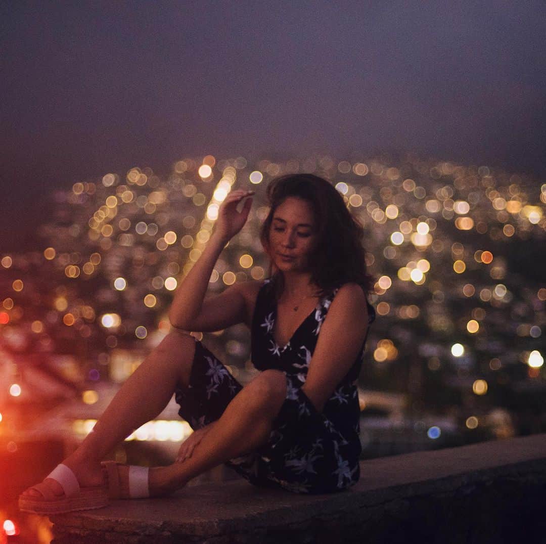 アリッサ ウーテンのインスタグラム：「One of my favorite sunset / evening spots ✨ PC @lovekimiko You guys ready for my IG LIVE sale coming soon with @reveriehawaiibyaw @haakeaulana ?!? そろそろ インスタグラム　ライブ　セール　@reveriehawaiibyaw @haakeaulana といsしょにやりますよ！！日本のおけくさんもさんかおっけーですよ！ぜっひよろしくおねがいします！」