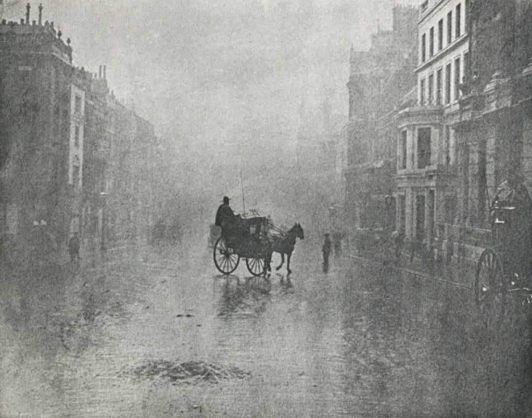 シャニン・ソサモンのインスタグラム：「My ride is here, goodnight.   #REPOST @zeitreisender0 ・・・ London, 1896 By: Hector Colard Londra, 1896」