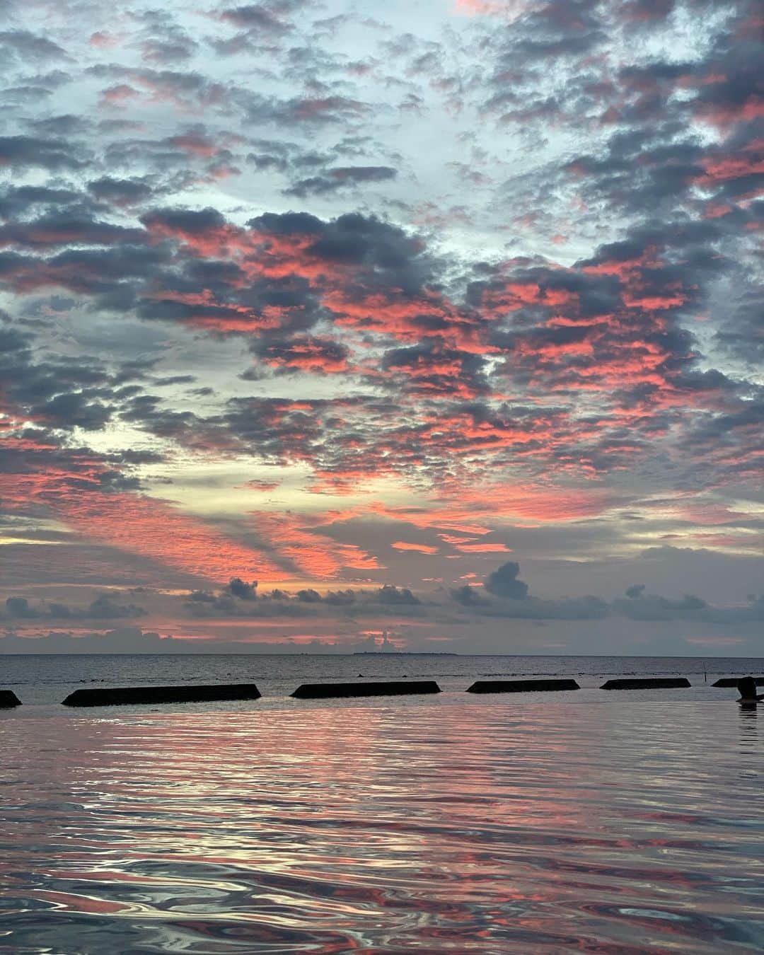 クリスティーナ・ピメノヴァさんのインスタグラム写真 - (クリスティーナ・ピメノヴァInstagram)「Enjoining sunset at Laguna Bar 🌅🍹@kuramathiisland #kuramathiisland」12月3日 12時35分 - kristinapimenova