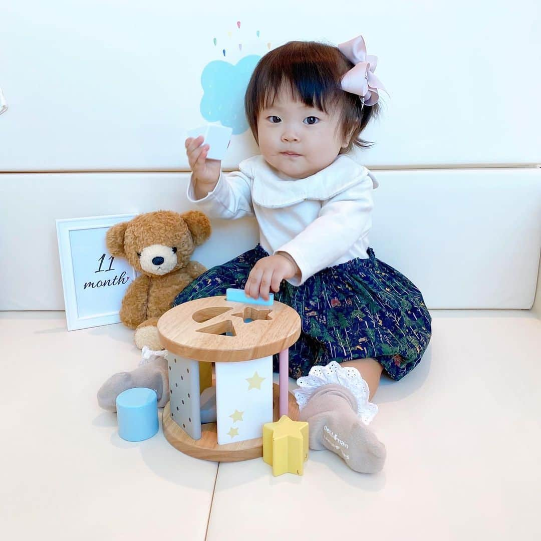 磯部奈央さんのインスタグラム写真 - (磯部奈央Instagram)「生後11ヶ月🧸 . 今回もまた、もうすぐ1歳になるって頃に、11ヵ月記録フォトを急いで投稿😅💦 . 1枚目は、大好きなモンテッソーリのおもちゃで遊ぶ姿😋 玉を移動させるおもちゃも大好きな娘です🤗 . . 生後10ヶ月〜11ヶ月になる日までの変化をまとめました📝 . ☑︎夜泣きは変わらず、2〜3回ほど。寝返りを繰り返して、180度回転してたり、座ってしまっていたり。  ☑︎夜中のミルクは、変わらず3〜4時頃に1度。6時頃にもう一度起きたり起きなかったり。　  ☑︎離乳食大好きで、食後のミルクは卒業 ☑︎ミルクは、200mlを就寝前のみ🍼  ☑︎バナナ好きが落ち着いた  ☑︎拍手ができるようになった（10ヶ月1日目）  ☑︎伝い歩きができるようになった（10ヶ月2日目）  ☑︎後追いをしてくるようになった  ☑︎タッチ🤚ができるようになった（10ヶ月14日目）  ☑︎支えなく、数秒立てるようになった（10ヶ月20日目）  ☑︎子守唄を、ポイズンからオルゴールにチェンジ  ☑︎机を叩いてリズムをとる（ダンダダン体操とピカピカブーが特に大好き）  ☑︎両手を上げて、プロレス技のボディプレスしてくる  ☑︎口の中に指を突っ込んでくる  ☑︎同じ月齢くらいのお友達が大好きで、自分から寄っていく  ☑︎つかまって、屈伸運動する  ☑︎意外とビビりで、初めて食べるものや遊ぶものに最初は慎重派  ☑︎立ってる私のズボンを引っ張って甘えてくるので、脱げそうになる😂　  ☑︎歯磨きがとにかく嫌い . . . #令和ベビー #令和元年ベビー #乳児 #赤ちゃん #babygirl #生後11ヶ月 #0歳 #新米ママ #新米ママと繋がりたい #ママと繋がりたい #赤ちゃんのいる暮らし #あかちゃんのいる生活 #ママライフ #女の子ベビー #女の子ママ #12月生まれ #成長記録 #育児記録 #娘」12月3日 12時35分 - nao_isobe729