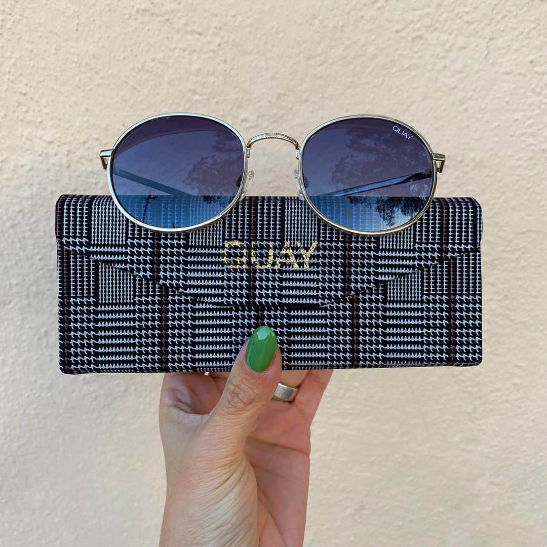 quayaustraliaさんのインスタグラム写真 - (quayaustraliaInstagram)「Fan fave sunnies + our checkered case = no wrapping required 🎁😉Sleigh the gifting game this year with the gifts they REALLY want—and get your orders in now so you don't miss the deadline 🎅Head on over to our site to #FINDYOURQUAYS」12月3日 12時46分 - quayaustralia