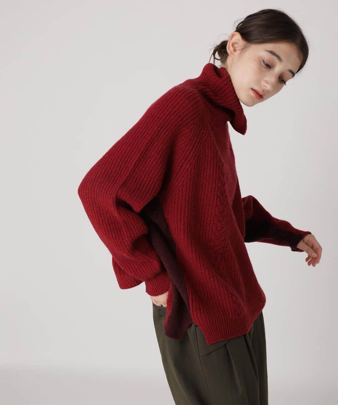 ネ・ネットのインスタグラム：「■LAMB WOOL KNIT ﻿ 異なる編地のドッキングがアクセントのタートルネックのプルオーバーニット。程よくゆるく編むことで、ふっくらと厚みを持たせつつも、軽い着心地に。 ﻿ ﻿ 脇にマチをつけることで、裾にかけてゆったりとした女性らしいシルエットに仕上げました。 どんなボトムにもしっくりくる冬の万能アイテムです。﻿ ﻿ #ネネット #nenet #新作 #new #autumn #winter #2020 #collection #fashion #tokyo #knit」