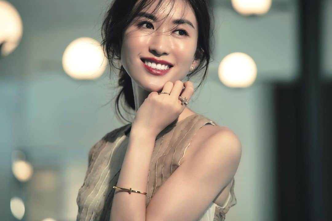 朝倉 豊のインスタグラム：「巻頭連載 【言い訳は何とでも。“思い切った”人から素敵になる。  今月のDAYLY LUXURY DIAMONDS】 #記念日ごとに増えていくMyティファニー　 @tiffanyandco  @story_love40 12月号 photo: @sannomiyamotofumi  model:  @maileavivi  hairmake: #MAKI 氏 composition: @shigemianzai  #mywork #tiffanyt1」