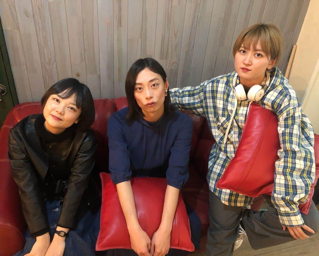 のインスタグラム：「ガールズバンドっぽい思い出  #蛙亭　岩倉さん #ラランド　サーヤ」