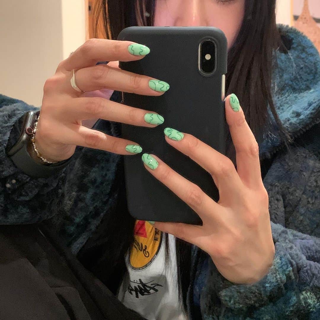 パク・ソラのインスタグラム：「말이 필요 없고 실물이 걍 미침💚기여웡 #네일💅🏻」