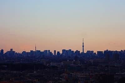 新横浜プリンスホテルのインスタグラム：「横浜ベイブリッジやみなとみらい、#富士山 、#東京タワー や#東京スカイツリー 、新宿副都心に房総半島など、お部屋の向きによってさまざまな眺望を満喫できる新横浜プリンスホテル。開放的な眺望が広がる高層レストランからも時間帯によって移り行く景色をご覧いただけます。非日常のひとときをお過ごしください。⁣ ⁣ ⁣ #新横浜プリンスホテル #プリンスホテル #新横浜 #横浜 #ホテルレストラン #ホテル #新横浜駅 #夜景 #眺望 #クリスマス #gototravel #gotoトラベル #ステイケーション #みなとみらい #shinyokohamaprincehotel #princehotel #shinyokohama #yokohama #hotel #christmas #view #横浜デート #プチ旅行 #リフレッシュ #横浜観光 #クリスマス #クリスマスデート」