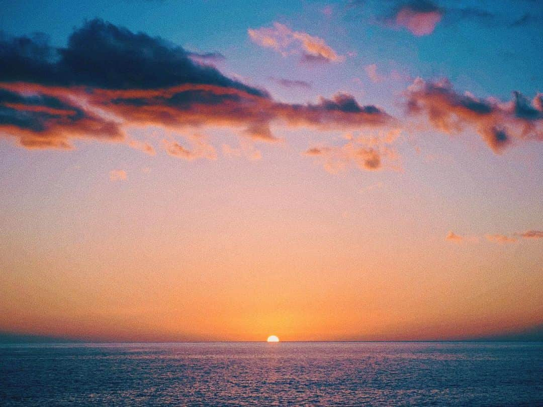 Amanda Kutakaさんのインスタグラム写真 - (Amanda KutakaInstagram)「Soft sunsets spent in the moment. Glowing colors that blend into one another that slowly fades into darker hues. As the sun kisses the horizon, I hope you get a chance to just enjoy that moment, wherever you are.  Pre-covid moments, but more grateful than ever for today’s sunset.」12月3日 12時49分 - lovekimiko