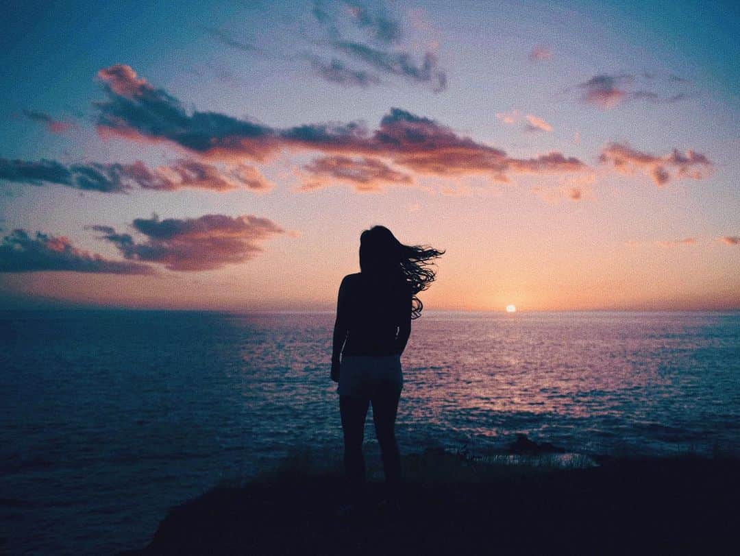 Amanda Kutakaのインスタグラム：「Soft sunsets spent in the moment. Glowing colors that blend into one another that slowly fades into darker hues. As the sun kisses the horizon, I hope you get a chance to just enjoy that moment, wherever you are.  Pre-covid moments, but more grateful than ever for today’s sunset.」