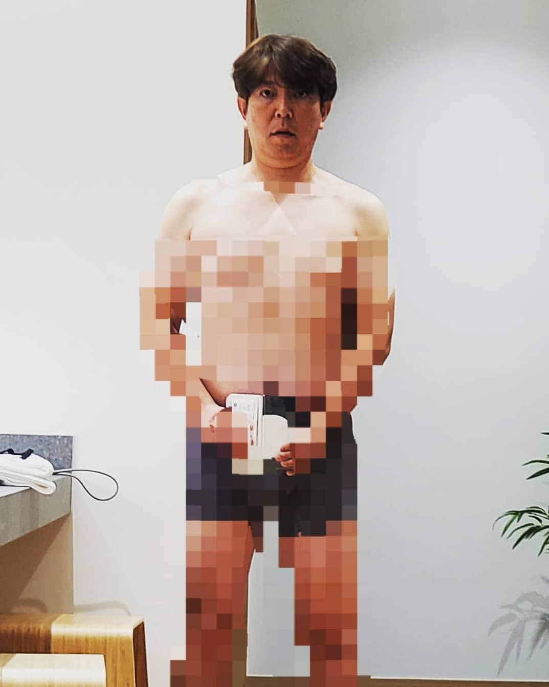 竹内弘一のインスタグラム：「11月は83.6kg→83.2kg たった400gしか減りませんでした。 お尻のトラブルでGメンになっていたこともありましたが、確実に引き締まってきてますし、前進はしてます。体重って面白いもので結構食べてるのにスコン！と落ちるときもあれば、何も食べてないのに増えるときもあります。今回は体重を減らすのは副産物でコロナに負けないからだ作りなので、あくまでも目安のひとつですが、年末年始は毎年太るのでなかなかハードルは高いですね。引き続きがんばります！#テイクフィジカルコンディショニングジム #takephysicalconditioninggym #コロナに負けないからだづくり #kyobizx」