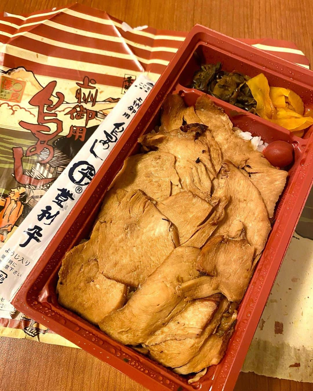 NAOKIさんのインスタグラム写真 - (NAOKIInstagram)「.﻿ ﻿ 今日のお昼ご飯は高崎のたかべんの鶏めし弁当。﻿ 昨日の夜ご飯は前橋の登利平の鳥めし弁当。﻿ ﻿ どちらもめちゃ美味い。﻿ 甲乙つけがたい。﻿ 流石です。﻿  昨日は群馬県でライヴでした。﻿ ありがとうございました。」12月3日 12時52分 - naoki_10feet