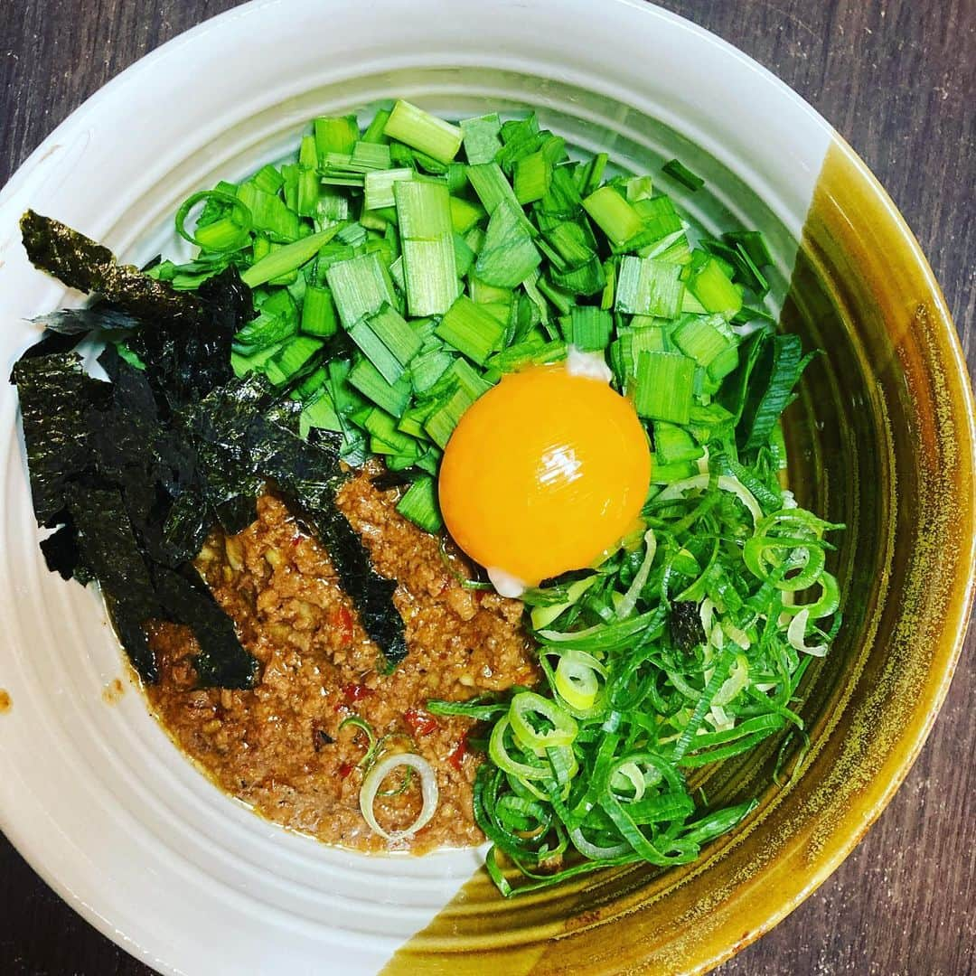 山西惇さんのインスタグラム写真 - (山西惇Instagram)「昼食は名古屋のお土産、「はなび」の台湾まぜそば。楽屋で食べたお店のには及ばないが、なかなかの再現率。」12月3日 12時52分 - 8024atc