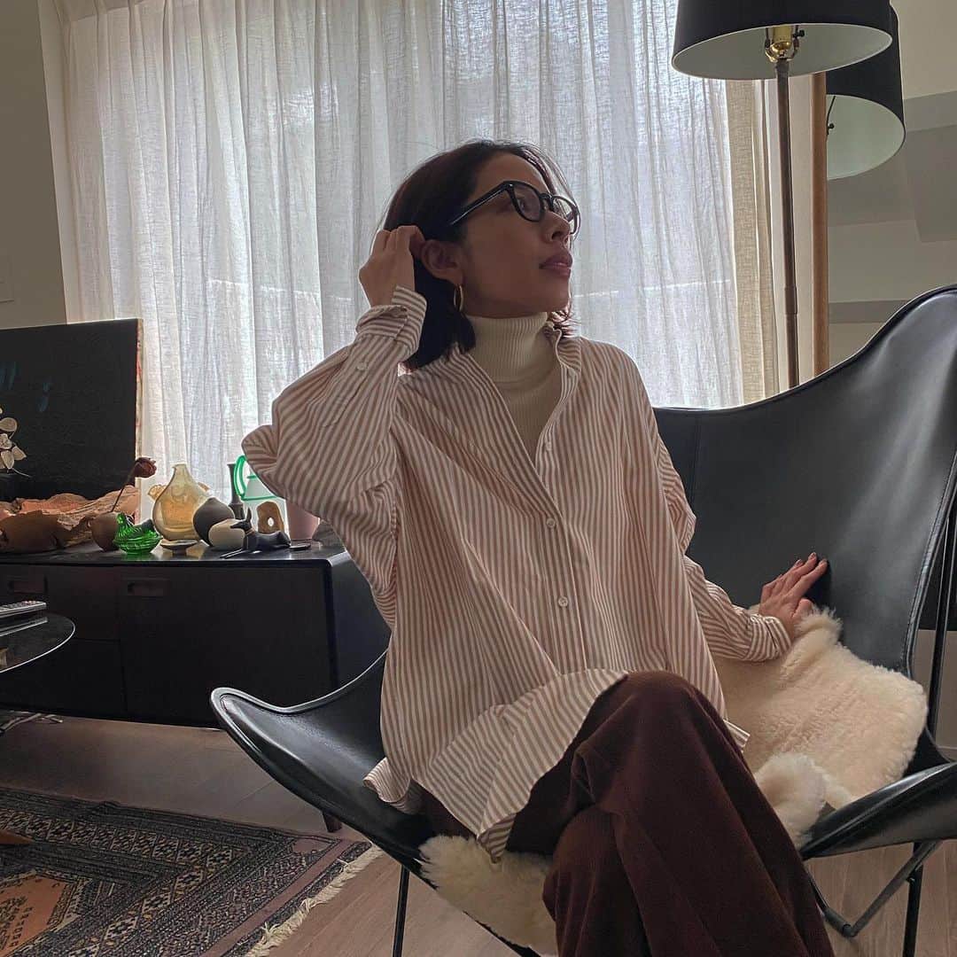 水野里砂のインスタグラム：「new shirts🍂 タートルとシャツの組み合わせが好きです🌾 冬はこのスタイル多いな🙄  #23区 #23ku_mystandard」