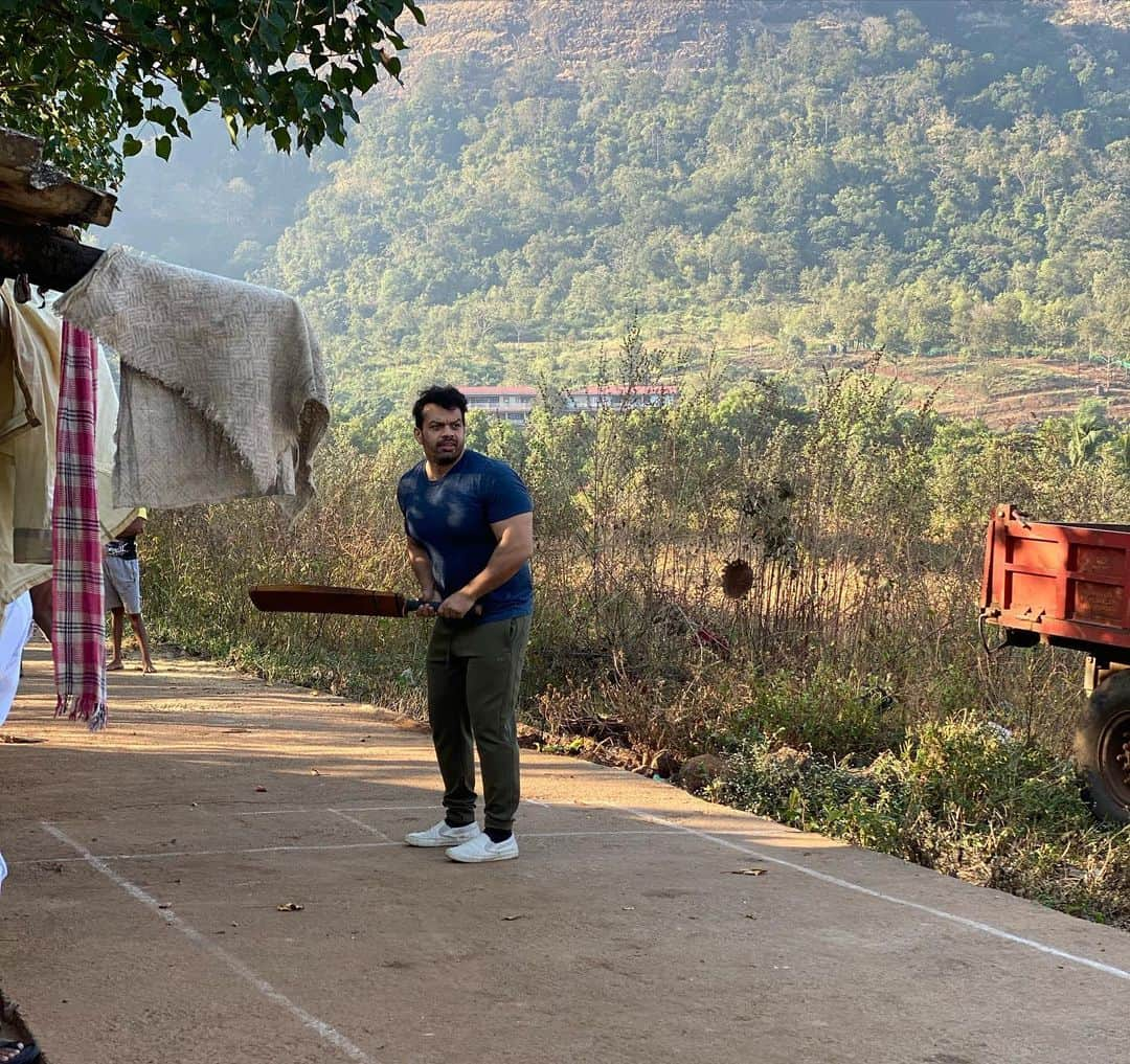 Gaurav Tanejaさんのインスタグラム写真 - (Gaurav TanejaInstagram)「Morning gully cricket with dad...  and team TSK . #cricket #morning #flyingbeast #family #DadSon」12月3日 13時04分 - taneja.gaurav