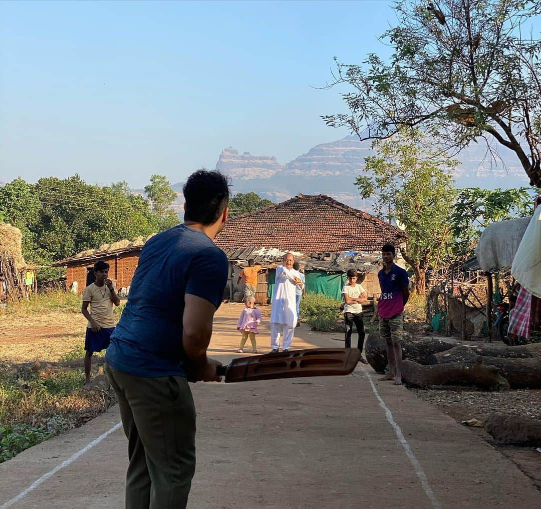 Gaurav Tanejaさんのインスタグラム写真 - (Gaurav TanejaInstagram)「Morning gully cricket with dad...  and team TSK . #cricket #morning #flyingbeast #family #DadSon」12月3日 13時04分 - taneja.gaurav