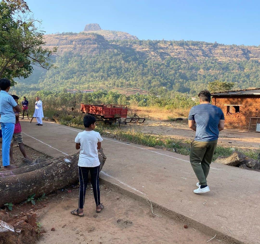 Gaurav Tanejaのインスタグラム：「Morning gully cricket with dad...  and team TSK . #cricket #morning #flyingbeast #family #DadSon」