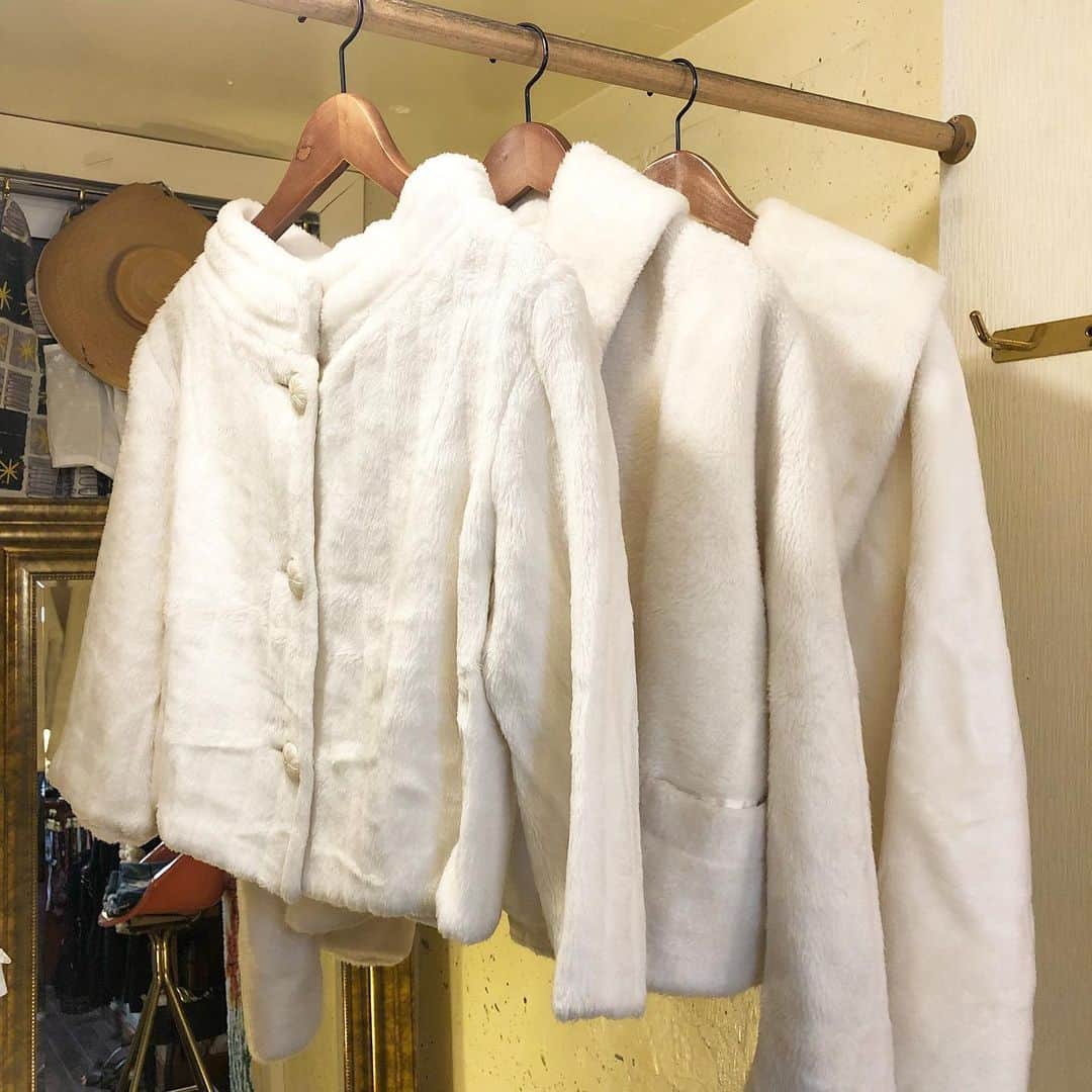 のインスタグラム：「❄️RECOMMEND VINTAGE❄️  ☑︎vtg white boa short coat  真っ白でふわふわな触り心地のボアコート＊ 厚みもあり、真冬のアウターとしても大活躍します。  白のコートに挑戦するなら断然ショート丈！ ロングコートより使いやすく、さり気なくいつもの装いに取り入れられます＊  デニム、ワンピース、サーキュラースカート… どんな風にあわせよう、と楽しみになりそう。  💌DMよりお問い合わせ/通販承っております💌  ------------------------------------ 🛍NUTTY通販について🛍 ------------------------------------- ＜ONLINE STORE＞ VINTAGE▶︎http://nutty.theshop.jp/ USED SELECT▶︎https://nuttyselect.official.ec/ （プロフィールページURLよりjump🕊） ㅤㅤㅤㅤㅤㅤㅤㅤㅤㅤㅤㅤㅤ ＜VIDEO CHAT SHOPPING＞ テレビ電話をお繋ぎして、リアルタイムでご案内いたします。詳細は過去の投稿をご覧ください。」