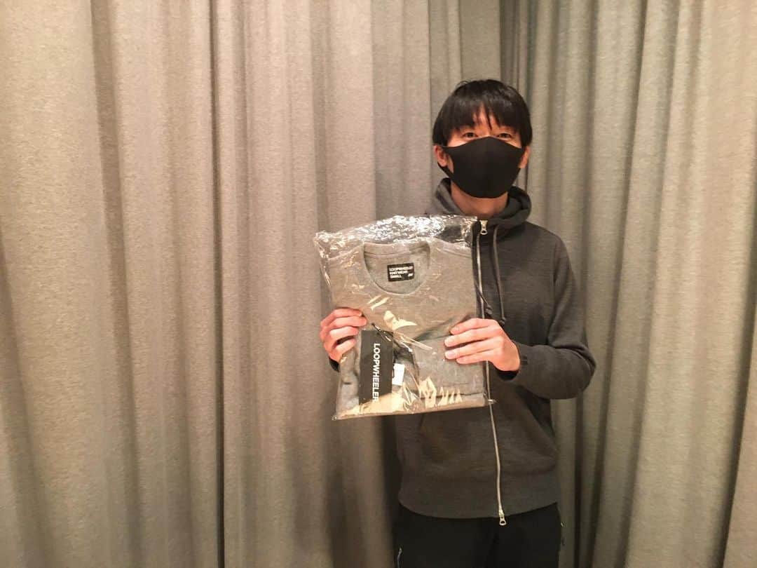 のインスタグラム：「. 【 #LWSNAP】 引き続き今週も受注会アイテムのお迎えラッシュ！  Mさん、今年はベビーカシミアをはじめ盛り沢山の アイテムお迎え誠にありがとうございました🙏🏼🙇🏻  年始イベントの際は全身ループウィラーで 宜しくお願いします😁  He has a SP treasure item in LOOPWHEELER.  #loopwheeler #LWOSAKA #LWSENDAGAYA  #tsuriami #ループウィラー #ループウィラー大阪 #ループウィラー千駄ヶ谷 #吊り編み #日本製スウェット #Madeinjapan #スウェット #パーカ #LWBASIC #lwコーデ」