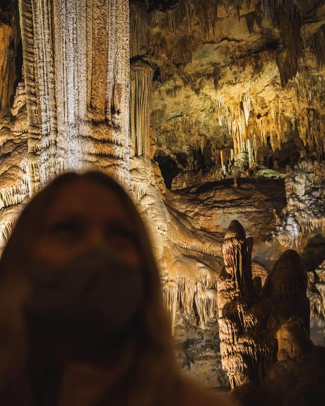 エミリー・デ・レイヴィンさんのインスタグラム写真 - (エミリー・デ・レイヴィンInstagram)「Luray Caverns BLEW MY MIND. These caves are beyond magical! I felt simultaneously like I was in the most beautiful untouched natural underground environment, and like I was on an (extremely!!) well made movie set. I honestly don’t have the words to describe this place. If you haven’t gone, & can, PLEASE do! And if you have been, what did you think?!?! I wanna hear! P.S. make sure you get to the last pic: So. Friggin. Cool. Deep down in the caves there is an organ that plays off of the stalactites & stalagmites!🤯❤️  📷 @eb.photogeography #luraycaverns #virginiaisforlovers #rvlife #lifeontheroad #caveexploring」12月3日 12時59分 - emiliede_ravin