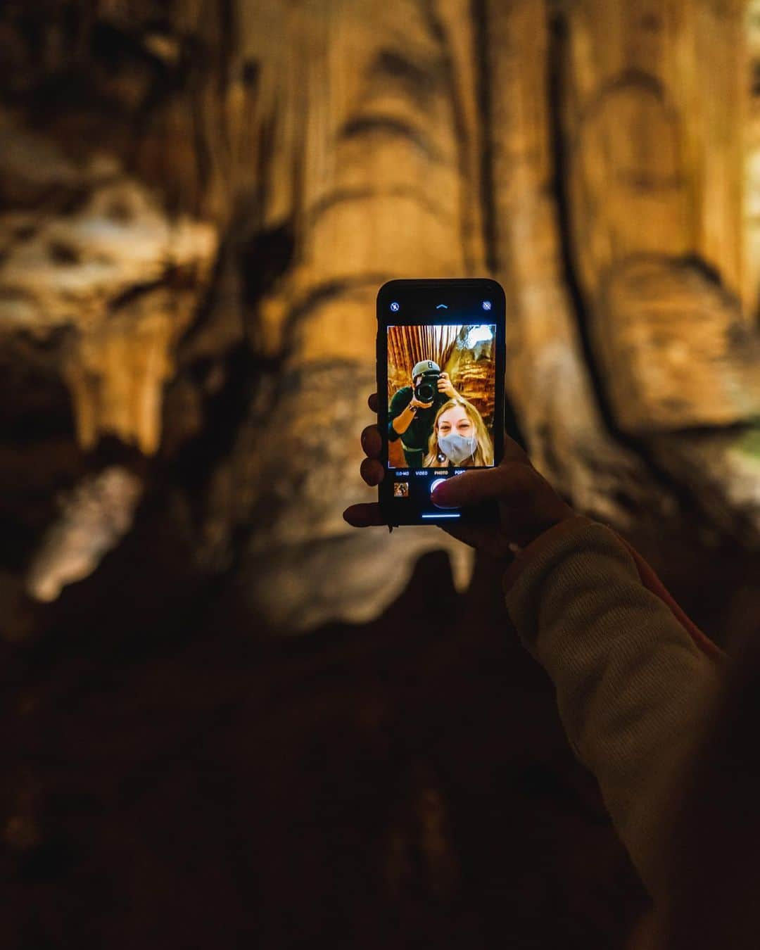 エミリー・デ・レイヴィンさんのインスタグラム写真 - (エミリー・デ・レイヴィンInstagram)「Luray Caverns BLEW MY MIND. These caves are beyond magical! I felt simultaneously like I was in the most beautiful untouched natural underground environment, and like I was on an (extremely!!) well made movie set. I honestly don’t have the words to describe this place. If you haven’t gone, & can, PLEASE do! And if you have been, what did you think?!?! I wanna hear! P.S. make sure you get to the last pic: So. Friggin. Cool. Deep down in the caves there is an organ that plays off of the stalactites & stalagmites!🤯❤️  📷 @eb.photogeography #luraycaverns #virginiaisforlovers #rvlife #lifeontheroad #caveexploring」12月3日 12時59分 - emiliede_ravin