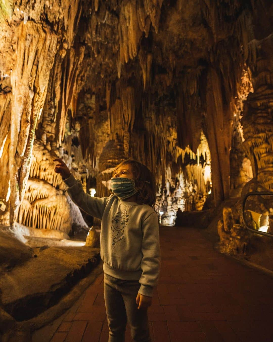 エミリー・デ・レイヴィンさんのインスタグラム写真 - (エミリー・デ・レイヴィンInstagram)「Luray Caverns BLEW MY MIND. These caves are beyond magical! I felt simultaneously like I was in the most beautiful untouched natural underground environment, and like I was on an (extremely!!) well made movie set. I honestly don’t have the words to describe this place. If you haven’t gone, & can, PLEASE do! And if you have been, what did you think?!?! I wanna hear! P.S. make sure you get to the last pic: So. Friggin. Cool. Deep down in the caves there is an organ that plays off of the stalactites & stalagmites!🤯❤️  📷 @eb.photogeography #luraycaverns #virginiaisforlovers #rvlife #lifeontheroad #caveexploring」12月3日 12時59分 - emiliede_ravin