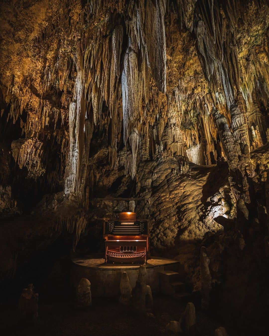 エミリー・デ・レイヴィンさんのインスタグラム写真 - (エミリー・デ・レイヴィンInstagram)「Luray Caverns BLEW MY MIND. These caves are beyond magical! I felt simultaneously like I was in the most beautiful untouched natural underground environment, and like I was on an (extremely!!) well made movie set. I honestly don’t have the words to describe this place. If you haven’t gone, & can, PLEASE do! And if you have been, what did you think?!?! I wanna hear! P.S. make sure you get to the last pic: So. Friggin. Cool. Deep down in the caves there is an organ that plays off of the stalactites & stalagmites!🤯❤️  📷 @eb.photogeography #luraycaverns #virginiaisforlovers #rvlife #lifeontheroad #caveexploring」12月3日 12時59分 - emiliede_ravin