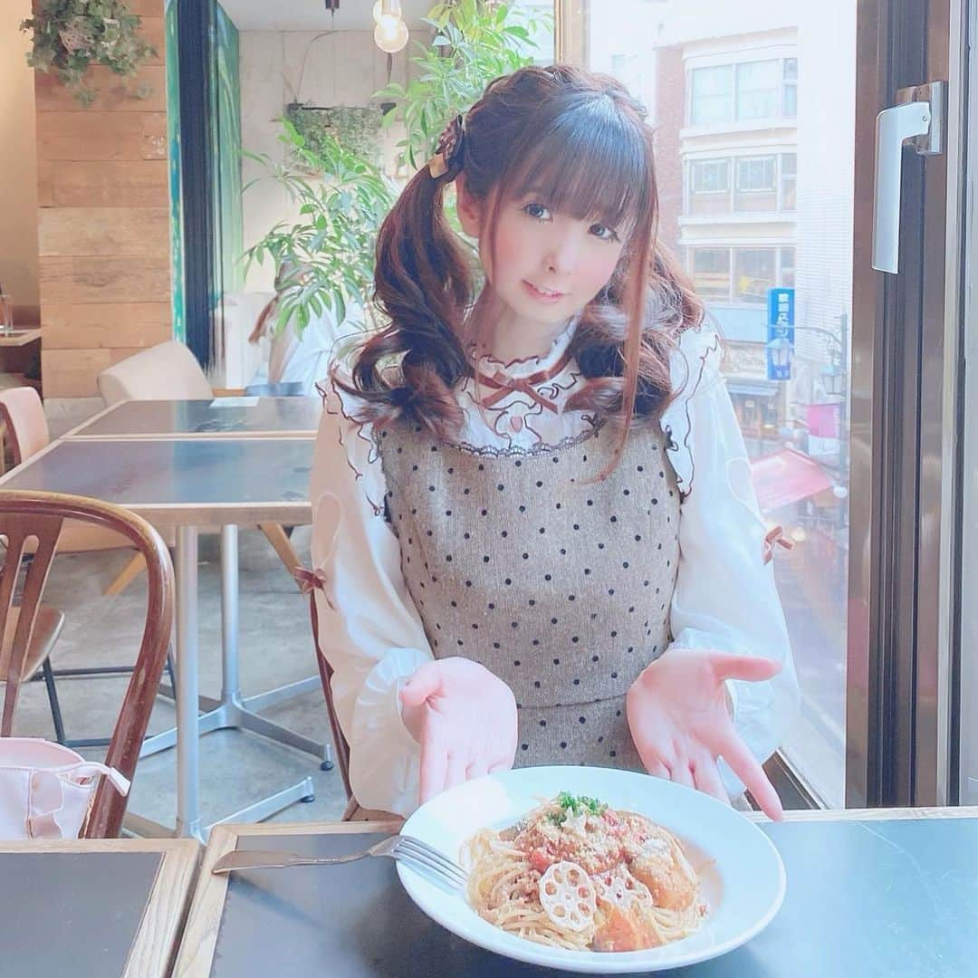 伊藤芽衣さんのインスタグラム写真 - (伊藤芽衣Instagram)「【Breath Cafe♡】﻿ ﻿ 先日、﻿ お仕事前にランチに﻿ たちよった﻿ ﻿ Breath Cafeさん♡﻿ （@breathcafe1 ） ﻿ 新宿三丁目にある﻿ おしゃれカフェ♡﻿ Salo cafeさんが﻿ リニューアルしたお店！﻿ ﻿ ここの﻿ おひとりさまシフォン が﻿ 大好きなのですが﻿ （画像2枚目）﻿ ﻿ この日は﻿ 急いでいたので﻿ ランチだけいただきました♡﻿ ﻿ ランチも﻿ とてもおいしかったです…！﻿ ﻿ そして﻿ このコーデの組み合わせ﻿ 店頭できかれることが﻿ 多かったのですが、﻿ ﻿ LODISPOTTOさんの﻿ （@lodispotto_official ）﻿ ジャンスカに﻿ ﻿ LIZ LISAさんの﻿ （@lizlisa_official_japan ）﻿ トップスを合わせています♡﻿ ﻿ ほどよい甘さに﻿ なるのでめいも気に入っています♡﻿ ﻿ ﻿ #新宿三丁目カフェ #ブレスカフェ﻿ #新宿カフェ #スイーツ部 #breathcafe﻿ #teatime #シフォンケーキ #ランチ﻿ #chiffon cake #ロディスポット﻿ #lodispotto #lizlisa #リズリサ﻿ #ガーリーコーデ　#ガーリーファッション﻿ #ツインテール　#ヘアアレンジ」12月3日 12時59分 - itoumei