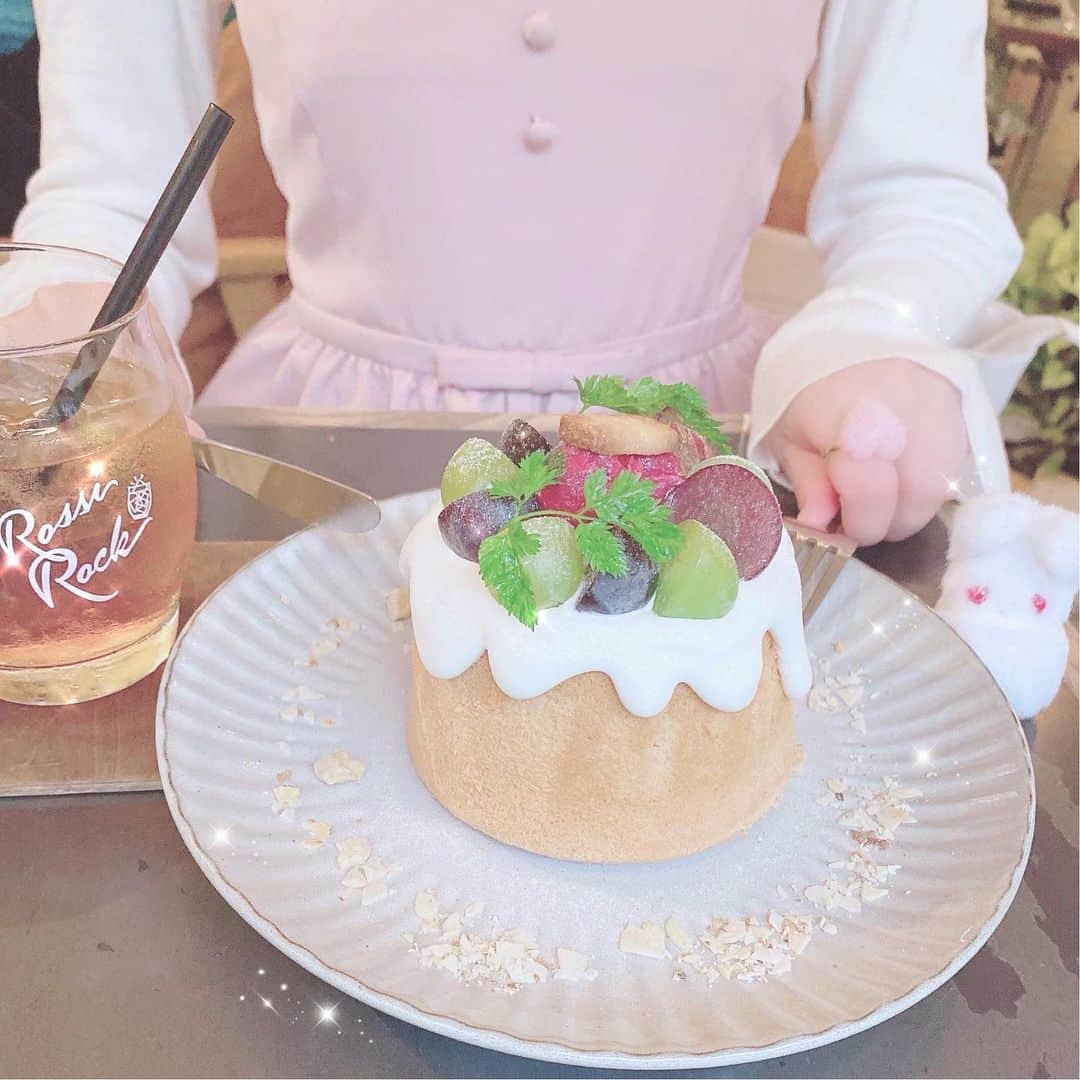 伊藤芽衣さんのインスタグラム写真 - (伊藤芽衣Instagram)「【Breath Cafe♡】﻿ ﻿ 先日、﻿ お仕事前にランチに﻿ たちよった﻿ ﻿ Breath Cafeさん♡﻿ （@breathcafe1 ） ﻿ 新宿三丁目にある﻿ おしゃれカフェ♡﻿ Salo cafeさんが﻿ リニューアルしたお店！﻿ ﻿ ここの﻿ おひとりさまシフォン が﻿ 大好きなのですが﻿ （画像2枚目）﻿ ﻿ この日は﻿ 急いでいたので﻿ ランチだけいただきました♡﻿ ﻿ ランチも﻿ とてもおいしかったです…！﻿ ﻿ そして﻿ このコーデの組み合わせ﻿ 店頭できかれることが﻿ 多かったのですが、﻿ ﻿ LODISPOTTOさんの﻿ （@lodispotto_official ）﻿ ジャンスカに﻿ ﻿ LIZ LISAさんの﻿ （@lizlisa_official_japan ）﻿ トップスを合わせています♡﻿ ﻿ ほどよい甘さに﻿ なるのでめいも気に入っています♡﻿ ﻿ ﻿ #新宿三丁目カフェ #ブレスカフェ﻿ #新宿カフェ #スイーツ部 #breathcafe﻿ #teatime #シフォンケーキ #ランチ﻿ #chiffon cake #ロディスポット﻿ #lodispotto #lizlisa #リズリサ﻿ #ガーリーコーデ　#ガーリーファッション﻿ #ツインテール　#ヘアアレンジ」12月3日 12時59分 - itoumei