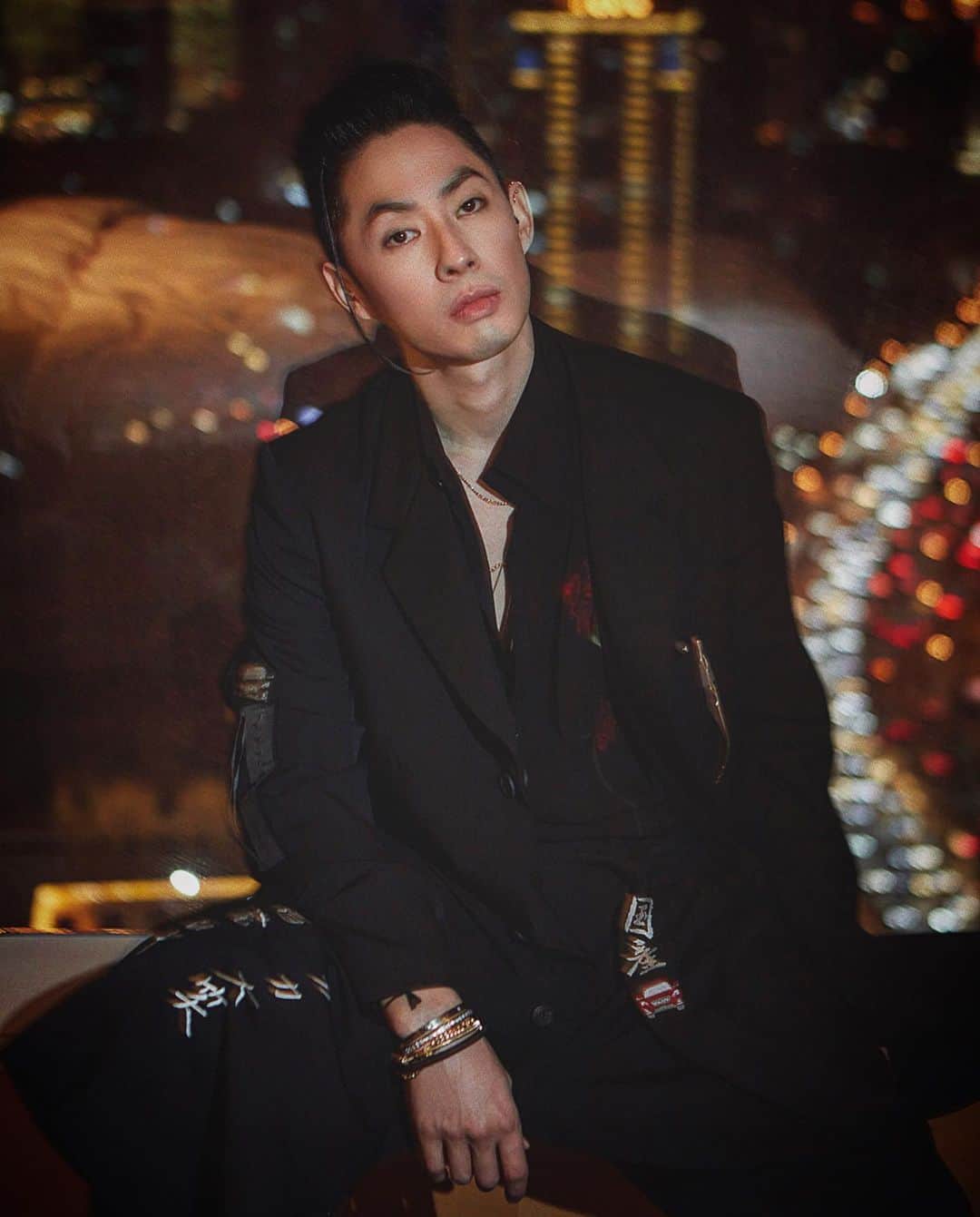 呉建豪のインスタグラム：「哥來帥一下吧💣 #cosmoglamnight」