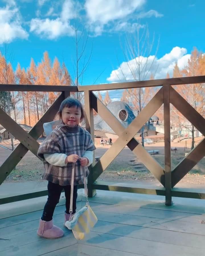 巴田みず希のインスタグラム：「トーベ・ヤンソンあけぼの子どもの森公園へ行って来たよ〜✨ ・ 北欧デザインが大好きなので、いつか行ってみたいとずっと思っていた埼玉県にあるこの公園、出産やコロナでなかなか足を伸ばせず、やっと最近行けました。 ・ とても可愛かったー😍❣️ ・ 中にカフェがあってご飯も出来る！（犬連れはテラス席！） ・ コロナのせいで野外遊びが多いですが、長女は公園に行くのが大好きで、小晴くんと駆け回るだけで楽しいお年頃です😂✨ ・ よく晴れてとても気持ちのいい一日になりました☀️ ・ また行きたいなー ・ #今日のコーデ ☞ポンチョ @zarakids  ☞アドベンチャーハット @petitmain_official ☞暖パン @grshimamura ☞ムートンブーツ & バッグ @apres__official ☞寒かったので中に着せたフリース @uniqlo_with @uniqlo  ・ ・ ・ #トーベヤンソンあけぼの子どもの森公園 #トーベヤンソン #公園コーデ #2歳3ヶ月 #2y3m #二歳差育児 #赤ちゃんと犬のいる生活 #青空 #コロナに負けない #chihuahua #チワワのいる暮らし #ムーミン #スムースチワワ部 #キッズコーデ #キッズファッション女の子 #女の子ママと繋がりたい」