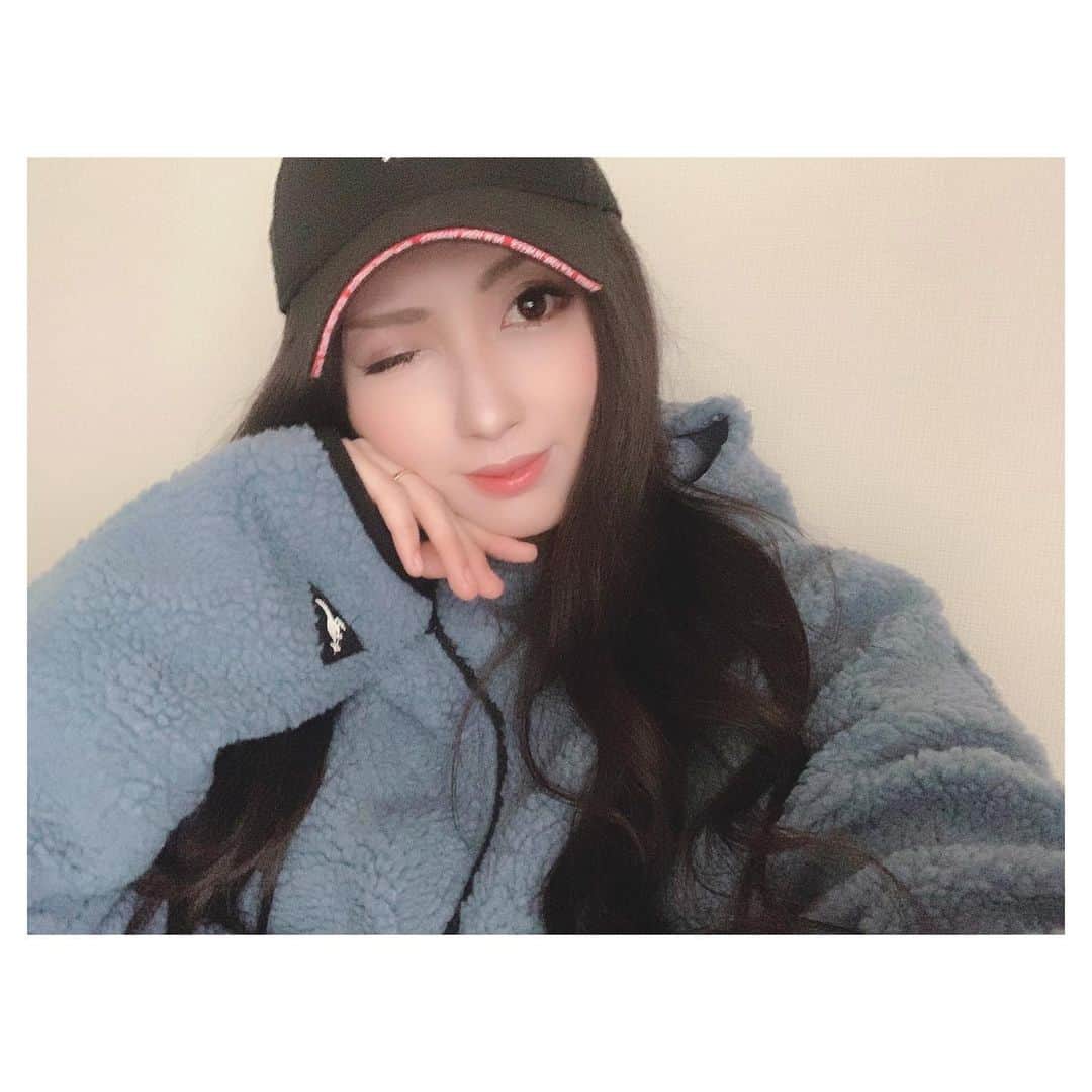 Nacoのインスタグラム：「先日、無事自動車免許取得しました🚗🔰 . 東京で生まれ育って18歳で免許を取るチャンスを逃した私は免許の必要性を感じず(車がなくても生活できるので)この歳まで免許を持っていませんでした笑 . 病院へ通うことが多くなった祖母とそこへ送る祖父の姿をみて少しでも力になれたらと… そして今まで出かける時も、お酒を飲む時も、長距離を走る時も、いつも私だけ免許がなく運転を変わってあげる事も出来なかったのが当時から気がかりでした。 . まだ慣れるまで練習が必要だけど(笑)これからは少しでも力に、助けになれればいいな❤ . #selfie #instaselfie #mylife  #newera #boa #hoodie #instalike #instagood #makeup #hairmake #fashion #winter #car #license #셀스타그램 #셀피 #셀카 #일본인 #나코스타그램 #운전면허 #自動車免許取得 #初心者マーク #初心者マーク100個つけたい笑」