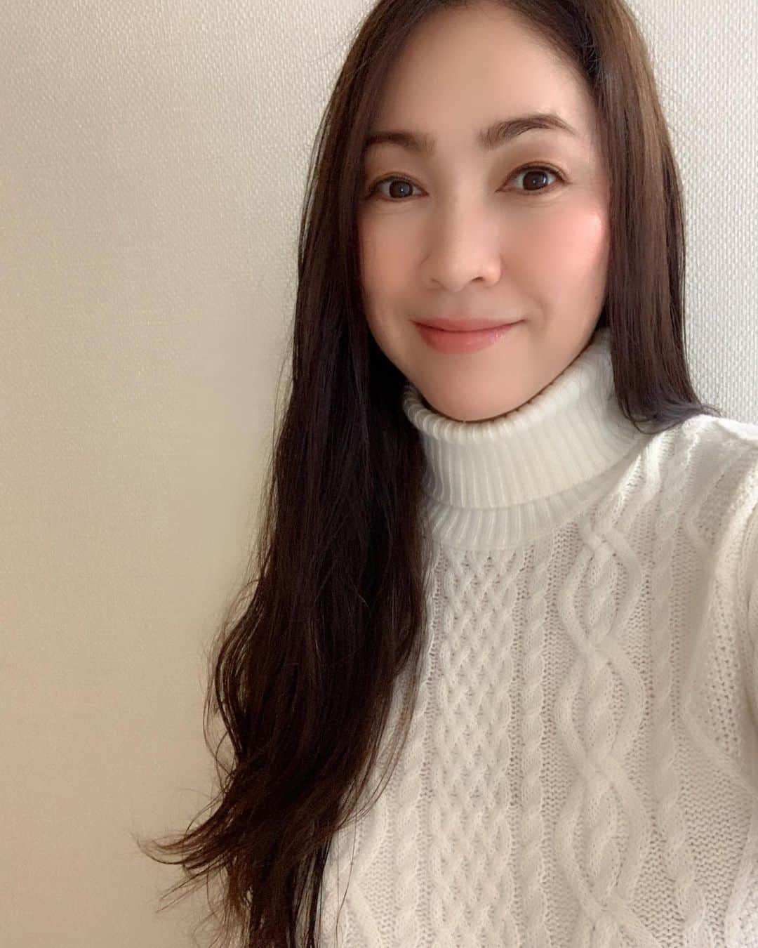 田中悦子さんのインスタグラム写真 - (田中悦子Instagram)「今日も寒いからヒートテック＋セーターで❣️⠀ 今日も笑顔でお仕事頑張ろう❣️⠀ ⠀ #white #白ニット」12月3日 13時09分 - etsuko.reborn25
