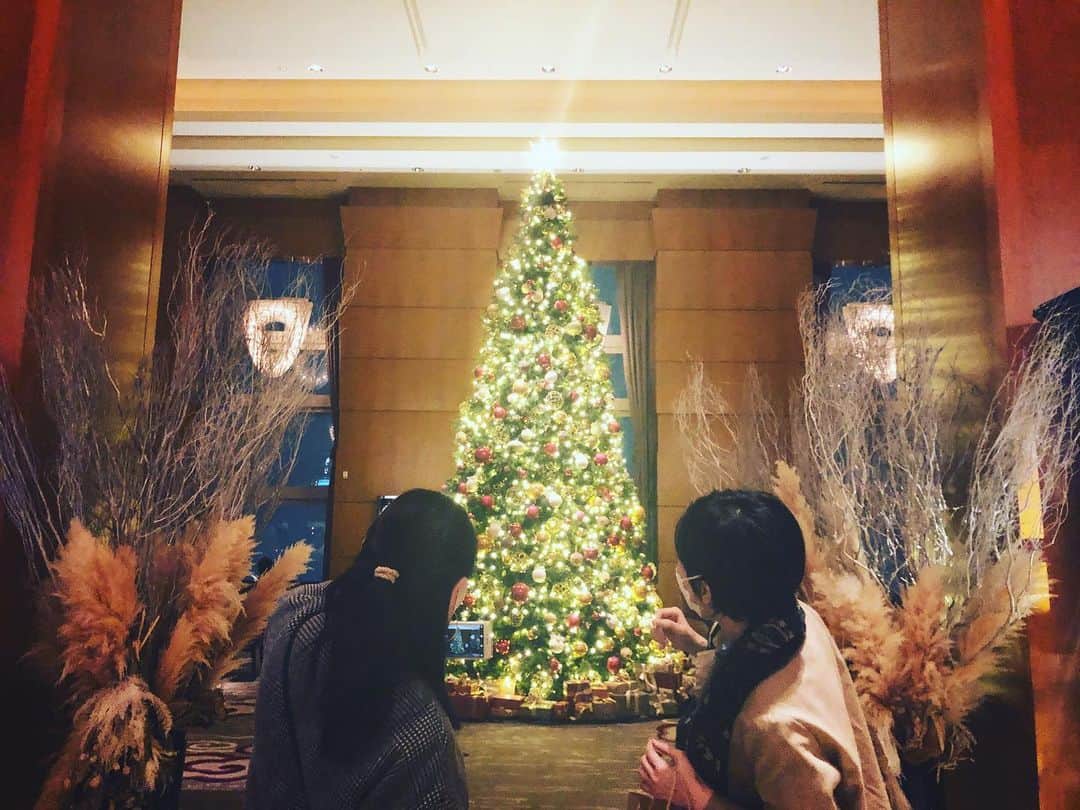MIHOのインスタグラム：「【夢のクリスマスプレゼント作戦】  せっかくだからクリスマス気分のリッツで浮世離れティータイム  穏やかだし、感染症対策もキチンと取り組んでいて安心できました☺︎  久々に会いすぎると会話が飛び飛びで不完全燃焼気味だったけど、会えてなによりだなぁ、と☺︎  ちょうどクリスマスツリーの横にお席を用意してもらい、ツリーの下に並ぶプレゼント  裕世ちゃんが毎年この季節になると、ダンナさんとお互いが好きそうなプレゼントを何個も何個も集めて置いているのを聞いて  ただただ、やりたい😹  小さいものから大きなものなんでもいいの、それをクリスマスまでに置いて2人で開けるんだって！  ミルクチョコでも、なんでもいいの  相手が欲しかったものとか、好きそうなものを、必ず中が見えないようにラッピングしてもらうんだって  くぁーーーーーっ  いいっ！  このプレゼント作戦、いつかできますようにと、無意識のうちに祈ってたみたい、笑  ステイホームの時に探しまくったオススメすし酢を貰ったので、すし酢シミュレーション  あー、これこれ、この至福感！  りんちゃんに、まだ間に合うからやってー！と強く勧める☺︎  @hiroyo1004  @rin317aya   なにはともあれ あっという間でした  寒いけど大好きな季節☺︎  #ritzcarlton #teatime #christmas  #tokyo #あっという間 #ピアノの生演奏で愛の不時着弾いてた #鬼滅の刃も引いて欲しかった #髪の毛きったりんちゃんかっこいい大人に変身してます #安定のキメハラ」