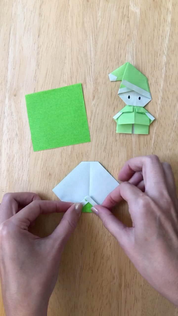 のインスタグラム：「Every week I am uploading an Origami tutorial on youtube! 🥰 This week was an Elf! 🎅 Please tag me if you make one and post it! 😊 Link to my channel is in my bio @katmcdowell #origami #christmasdiy #origamitutorial #折り紙」
