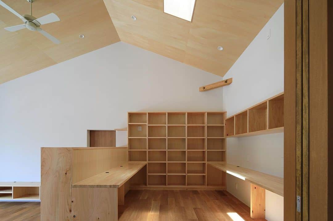 Lips Designのインスタグラム：「House-ONK Photo:studio marsh  #リップスデザイン #住宅 #平屋の家  #ワークスペース  #house  #home  #architecturephotography  #architecture  #interiordesign  #建築家とつくる家  #建築家  #宮崎県」