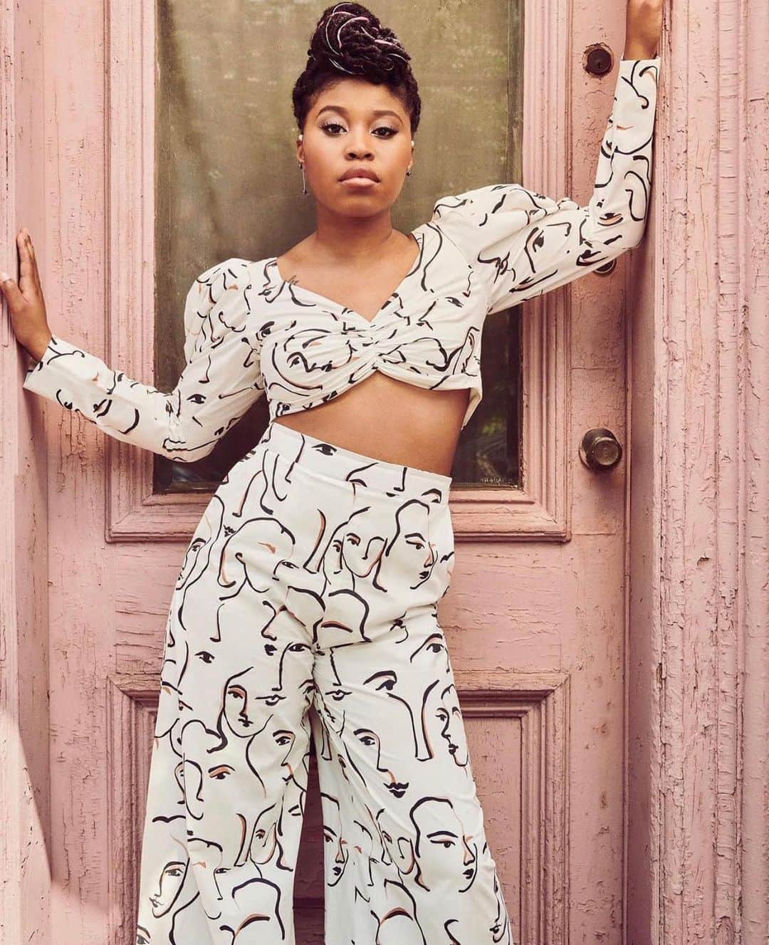 モニーク・コールマンのインスタグラム：「#WCW @domfishback 👑  . . Not only is Dom an insanely talented actress, writer, and musician....she’s a super dope soul & one of my favorite people to do life with. Over the years, I’ve been blessed to witness her incredible awakening & she’s just getting started!! Check her out in @projectpowernetflix - Follow her one woman show @subvertedsolo - and stay tuned for @judasandtheblacmessiah ✨✨✨ Keep shining sis! You truly are the #heroinewithathousandfaces」