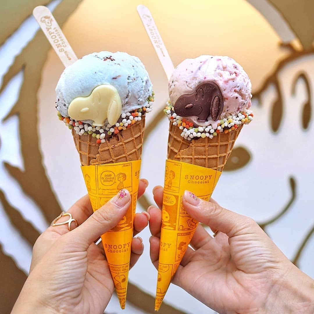 RETRIP<リトリップ>グルメのインスタグラム：「【RETRIP×京都】 こちらは嵐山にある「SNOOPY Chocolat」です。スヌーピーのチョコレートが付いたこだわりのジェラートをいただけます🍦コーンスリーブにはPEANUTSのチョコレートにまつわるコミックアートがデザインされているんだとか💭😻ほうじ茶ショコラやいちごショコラなど、チョコ好きにはたまらないジェラートです🍫 . RETRIPでは「おでかけ」に関する様々な情報を発信しています。ぜひ他のアカウントもチェックしてください！ . @retrip_nagoya_ 名古屋の話題のカフェを紹介 @retrip_osaka_ 大阪のおでかけグルメスポットを紹介 @retrip_kyoto_ 京都のおでかけスポットを紹介 @retrip_fukuoka_ 福岡のおでかけグルメスポットを紹介 @retrip_hokkaido_ 北海道のおでかけスポットを紹介 @retrip_korea_ 韓国の話題のカフェを紹介 @retrip_news 最新のおでかけ情報を紹介 @retrip_nippon 日本の絶景を紹介 @retrip_global 海外の絶景を紹介 @retrip_gourmet 全国の話題のスイーツを紹介 @retrip_dinner 全国の話題のごはんを紹介 @retrip_cafe 全国のおしゃれなカフェを紹介 . ▼RETRIP[リトリップ]のアプリは AppStore、GooglePlay「リトリップ」で検索！ プロフィールのURLからもダウンロードできます。 . photo by @tabemastagram . . #retrip #retrip_ui #snoopy #snoopychocolat #スヌーピー #嵐山 #嵐山カフェ #嵐山グルメ #嵐山食べ歩き #京都観光 #京都グルメ #京都カフェ #ジェラート #スイーツ #スイーツ好きな人と繋がりたい #カフェ #カフェ好きな人と繋がりたい #グルメ #グルメ好きな人と繋がりたい」