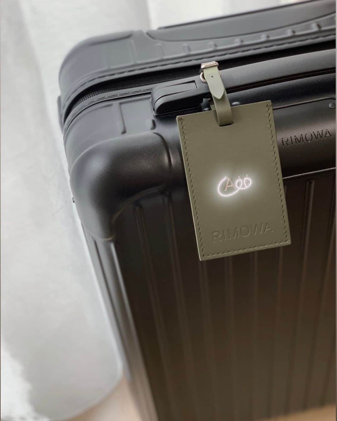 AKARIのインスタグラム：「#rimowa  🖤💚たくさん旅行いこ」