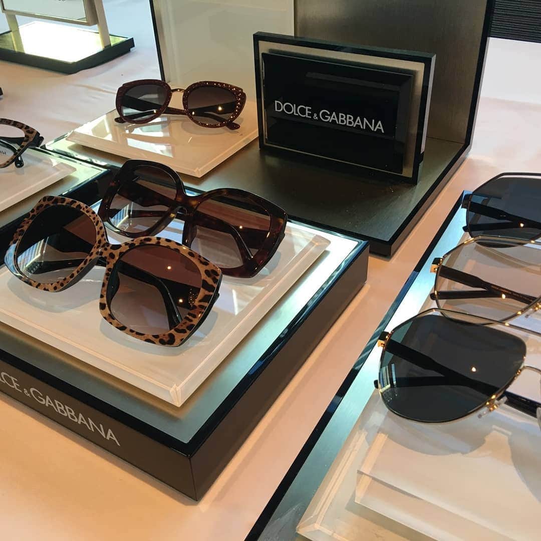 CeCi Thailandのインスタグラム：「Luxottica พาอัพเดทเทรนด์เเว่นตา คอลเลคชั่นฤดูใบไม้ร่วงและฤดูหนาว 2020 จาก 11 แบรนด์ชั้นนำ อาทิ Prada, Dolce & Gabbana, Emporio Armani, Giorgio Armani, Burberry, Ray Ban, Oliver Peoples, Vogue โดยเทรนด์แว่นที่สายแฟไม่ควรพลาด ได้แก่ แว่นรูปทรงเลขาคณิต โดยเฉพาะหกเหลี่ยม, Double bridge, 1 Pieces lense และอะซิเตทกรอบหนา   #Luxottica #LuxotticaThailand」