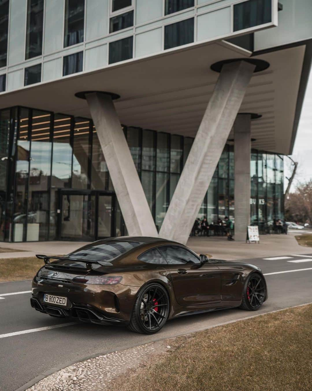 CARLiFESTYLEさんのインスタグラム写真 - (CARLiFESTYLEInstagram)「@inozetek Metallic Midnight Gold AMG GT R. @zedsly #carlifestyle」12月3日 13時24分 - carlifestyle