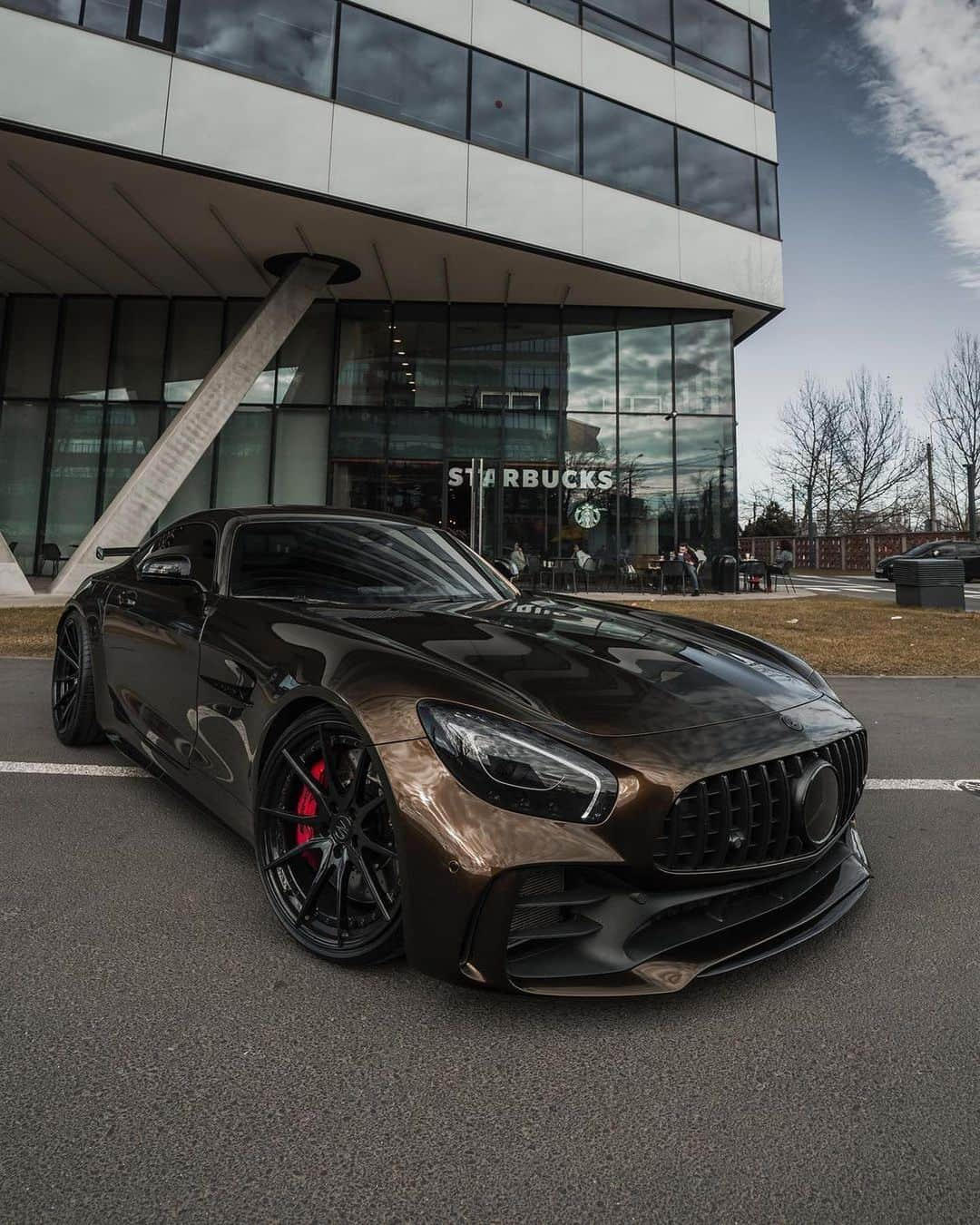 CARLiFESTYLEさんのインスタグラム写真 - (CARLiFESTYLEInstagram)「@inozetek Metallic Midnight Gold AMG GT R. @zedsly #carlifestyle」12月3日 13時24分 - carlifestyle