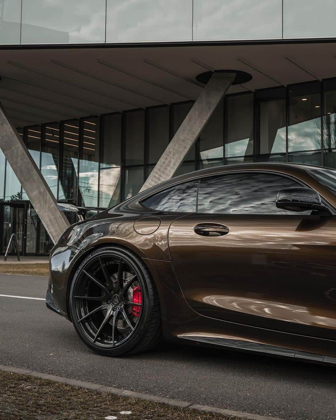 CARLiFESTYLEさんのインスタグラム写真 - (CARLiFESTYLEInstagram)「@inozetek Metallic Midnight Gold AMG GT R. @zedsly #carlifestyle」12月3日 13時24分 - carlifestyle