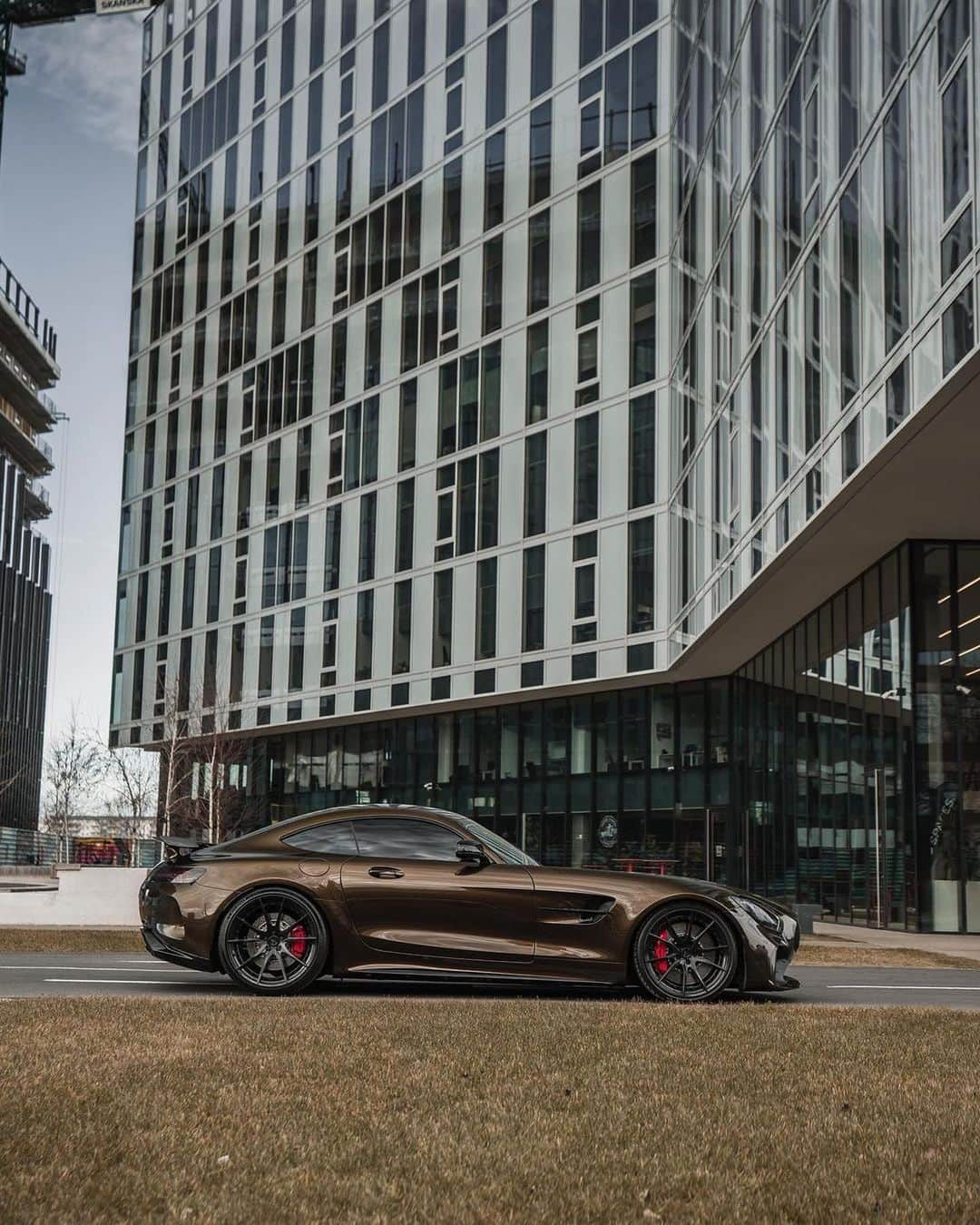 CARLiFESTYLEさんのインスタグラム写真 - (CARLiFESTYLEInstagram)「@inozetek Metallic Midnight Gold AMG GT R. @zedsly #carlifestyle」12月3日 13時24分 - carlifestyle