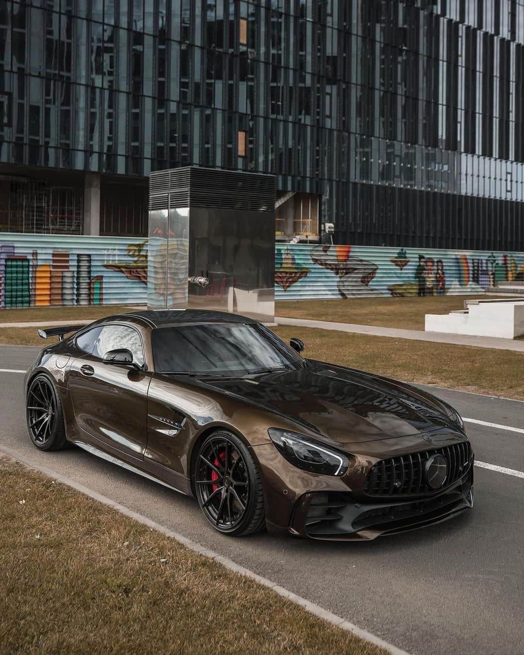 CARLiFESTYLEさんのインスタグラム写真 - (CARLiFESTYLEInstagram)「@inozetek Metallic Midnight Gold AMG GT R. @zedsly #carlifestyle」12月3日 13時24分 - carlifestyle