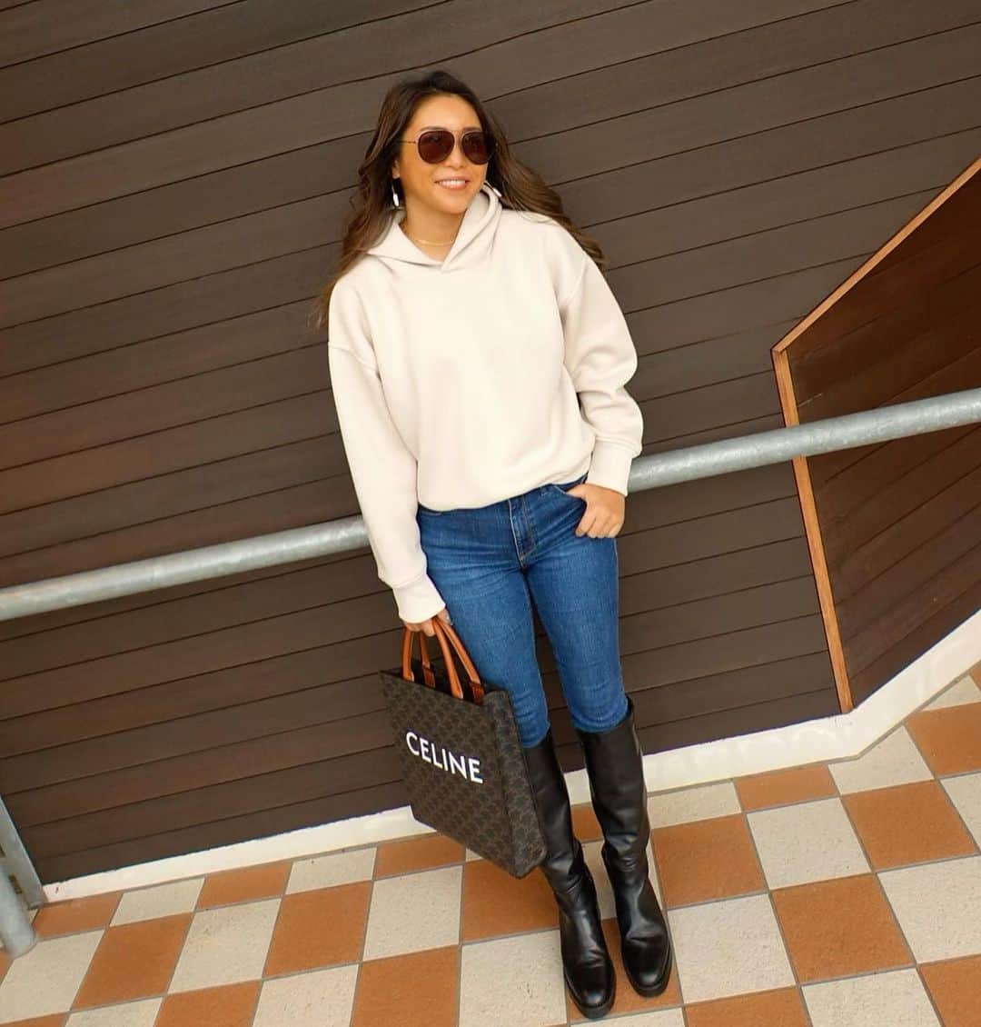 ETSUKOのインスタグラム：「メット被ったらジョッキー🏇スタイル😌  zaraのブーツにinしてみた日  コーデ パーカー　#beautyandyouth  denim #yanuk  boots #zara bag #celine」