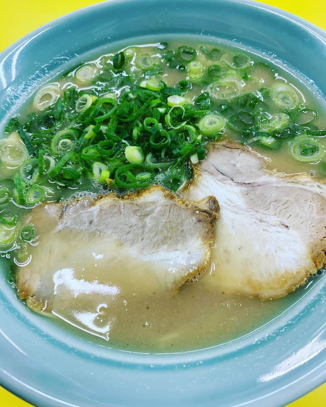 HAYATOさんのインスタグラム写真 - (HAYATOInstagram)「福岡県のソウルフード✨  豚骨ラーメン🍜  塩豚骨の味心おすすめです👍🏻  #BRIDGET   #HAYATO   #japan  #岐阜県  #東濃  #恵那市  #福岡県  #ラーメン  #豚骨ラーメン  #味心  #塩豚骨  #新店舗  #グルメ  #料理  #美味しい  #恵那観光  #恵那グルメ  #歴史  #文化  #旅行  #風景  #写真  #インスタ映え  #follow  #likeforlike  #yummy  #food   #gratefuldays」12月3日 13時25分 - bridget_hayato