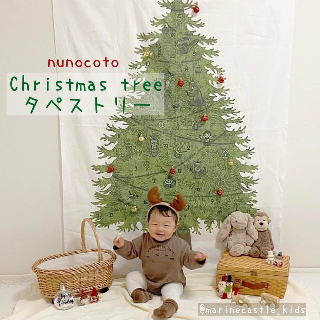 こども達をラブリーにさせる韓国子供服ですー☀のインスタグラム：「. . 「今年はおうちで手作りchristmas🎅♪」 . . 12月。 christmasの準備はもうしましたか？🎄 . お子様のいるおうちにおススメな christmas タペストリーのご紹介です✨ . . . 作家さんのファブリックや お洒落なbabykidsの手芸キットなどをお取り扱いの @nunocoto_fab　@nunocotofabric さん こちらのデザイナーさん描きおろし christmasタペストリーとオーナメントキット。 . . シンプルで安価なデザインのものも 多く出回っていますが nunocotoさんらしい こだわりのデザイナーさん 描きおろしのツリーですので、 大人も子供も楽しめる作品です💓 . . 本物のツリーは スペースがなくて飾れない！ 小さなお子さんがいて 危なっかしくて！ 出し入れが面倒くさい！ . そんなおうちに タペストリーツリーは おすすです☝️ . おそろいのオーナメントキットもありますので 今年はおうちでゆっくり 手作りオーナメントを飾ったりするのもおすすめ★ . . . 当店取り扱いのツリーのデザインは2タイプ （さこももみさん/福田利之さん） それぞれサイズは（大/小）ございます。 . おそろいの オーナメントキットも 別売りであります💓 . . . 是非ご覧くださいませ～ . . . . . . . . . . . . . . . . . . .  . TOPお写真📷 @a_____maru  special thank you💛  .. . #nunocoto #クリスマスツリータペストリー #クリスマスタペストリー #ツリータペストリー #christmastree #christmastapestry #お洒落ママさんとつながりたい　#子供のいる暮らし　#赤ちゃんのいる暮らし #壁掛けツリー　#韓国子供服　#marinecastle　#インテリア好きな人とつながりたい　#手芸好きな人とつながりたい　#丁寧なくらし　#おうちで手作りクリスマス　#おうちクリスマス　#diy好きな人とつながりたい　 #クリスマスデコレーション #クリスマスインテリア #クリスマス飾り #カウントダウンカレンダー #福田利之 #さこももみ #アドベントカレンダー」