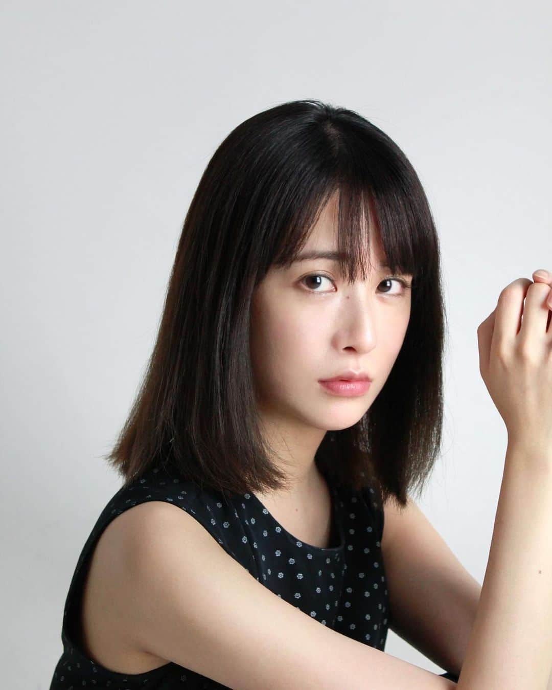 神室舞衣のインスタグラム：「遅くなりましたが先月36歳を迎えました。 放置してるにも関わらずDMでメッセージくれた人ありがとうございます👏💓  お誕生日の当日は愛犬の手術だった事とその結果が新しい悪性の腫瘍の発見となって更新する気分になれずでした。すみません。  もう12月ですね。 時の流れは早いものですね。 いつのまにか私ももう36歳です。笑 しみじみ感じています。しみじみ…  36歳はまた何かと新しい事にチャレンジ出来る歳にしたいと思います。 いくつになっても細胞が生まれ変わるように自分自身も新鮮な気持ちを忘れずに毎日を過ごせるといいなと思います。  もちろん新しい事じゃなく今までと同じ事でも大切に感謝しながら生活出来るといいなと思います。  写真はほぼメイクなしで素の自分に近い雰囲気で撮ってみました。 今の自分になにが必要なのか必要じゃないのか。その判断を間違わないように。 日々考える癖をつけながら過ごしていけるといいなと思います。  長くなりましたがこれからもよろしくお願いします。  ちなみに今日は私の母のお誕生日です。 おめでとう。ありがとう。  しばらく実家には帰ってないけど、 健康に過ごしてくれればいいです。 今はとくに。  皆さんも手洗いうがいをして、たくさん睡眠とって病気に負けないで下さいね。  残された2020年を楽しみましょ〜☺︎」