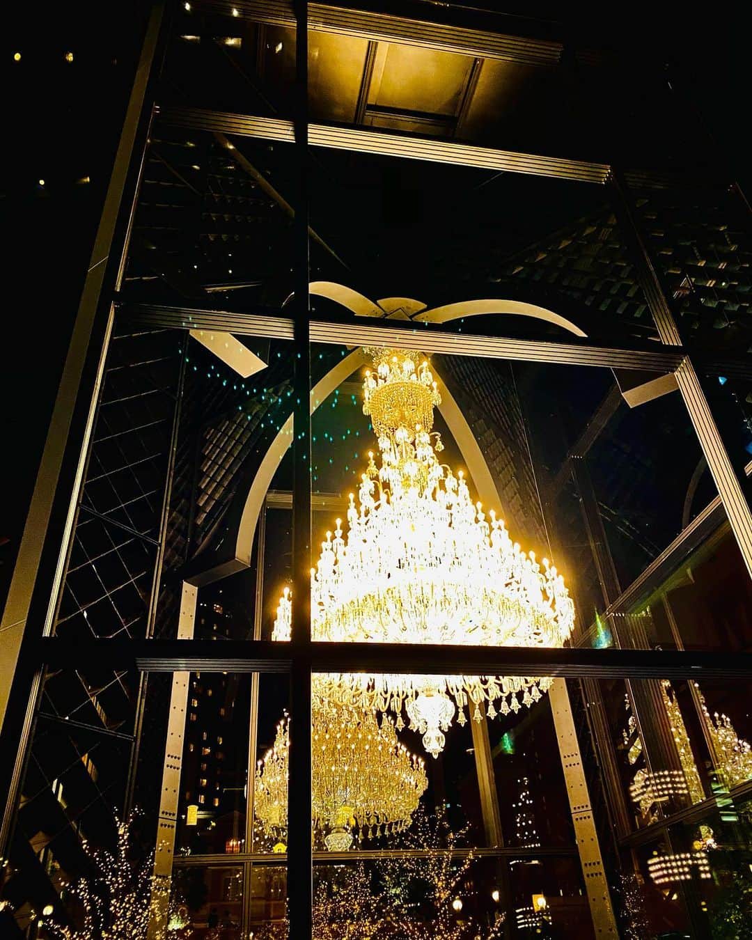 大越かず江さんのインスタグラム写真 - (大越かず江Instagram)「✨キラキラ✨  恵比寿ガーデンプレイスにて バカラのシャンデリア✨  ✨美しい✨ その一言がよく似合う♥️╰(⸝⸝⸝´꒳`⸝⸝⸝)╯♥️  ✨✨✨✨✨✨✨✨✨✨✨✨✨✨✨  ✨ Glitter ✨  At Yebisu Garden Place Baccarat chandelier ✨  ✨ Beautiful ✨ That word looks good ♥️╰(⸝⸝⸝´꒳`⸝⸝⸝)╯♥️  ✨✨✨✨✨✨✨✨✨✨✨✨✨✨✨  #恵比寿ガーデンプレイス  #ebisugardenplace  #シャンデリア  #バカラ  #baccarat」12月3日 13時28分 - bluemoonseasky