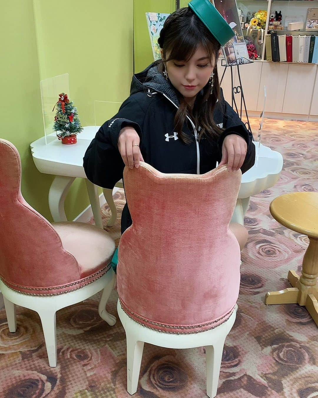熊林保奈美のインスタグラム：「* . この前のYouTube LIVE前に 会場の探検してたら type KUMAのイスに遭遇した🧸 . . #埼玉トヨペット #埼玉トヨペットgreenbrave #greenbrave #supergt #supergt2020 #GT300 #レースクイーン #RQ #埼玉トヨペットサポーターズ #熊林保奈美 #道産子 #Japanesegirl #paddokgirls #pitgirl #instalike #맞팔」